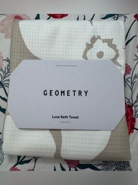 NEW Geometry Luxe Bath Towel in Big Tan Flowers Lightweight Oversized